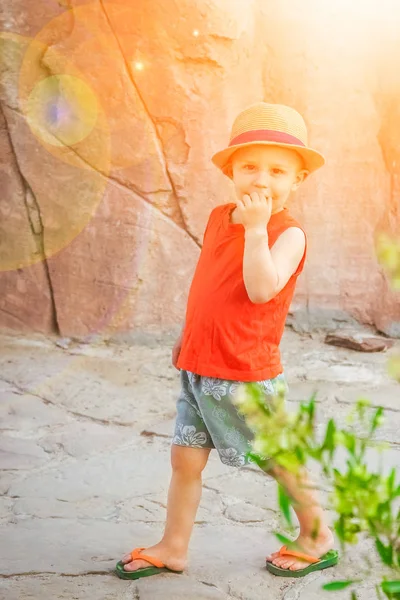 Glückliches Kind, das auf dem Meeresgrund spielt — Stockfoto