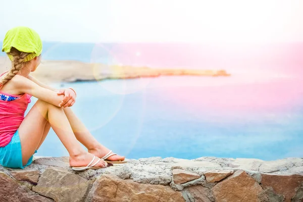 Happy child playing on the sea background — Stock Photo, Image