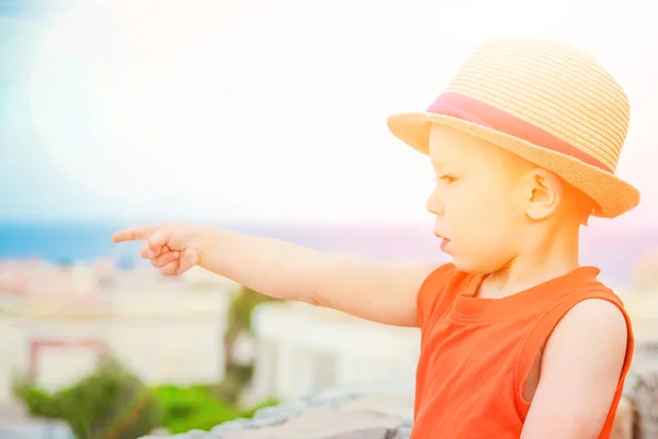 Enfant heureux jouant sur le fond de la mer — Photo