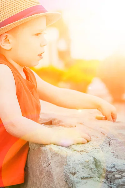 Felice bambino che gioca sullo sfondo del mare — Foto Stock