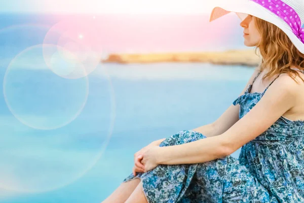 Stijlvol mooi meisje met hoed op de kust achtergrond — Stockfoto