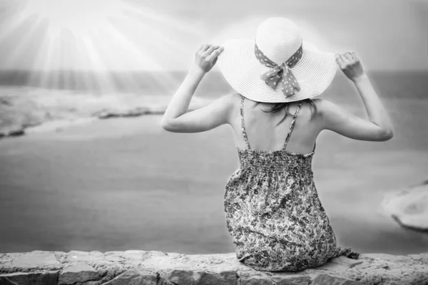 Stijlvol mooi meisje met hoed op de kust achtergrond — Stockfoto