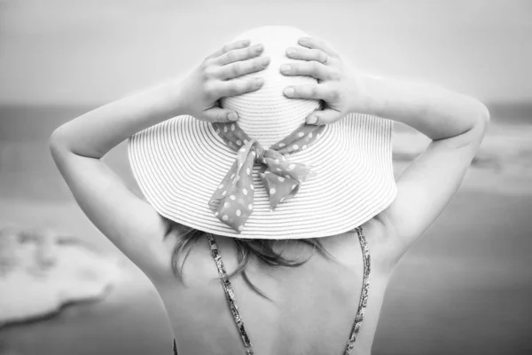 Κομψό όμορφο κορίτσι με καπέλο στο φόντο παραλία — Φωτογραφία Αρχείου