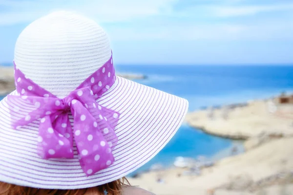 Stijlvol mooi meisje met hoed op de kust achtergrond — Stockfoto