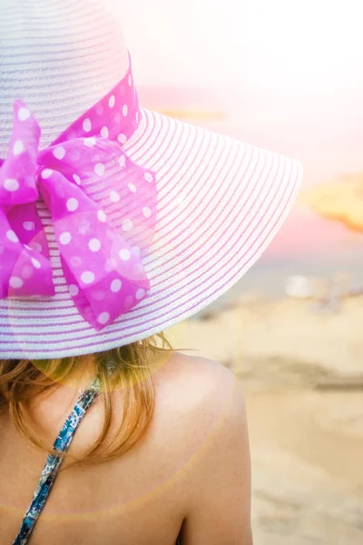 Menina bonita elegante em chapéu no fundo da praia — Fotografia de Stock
