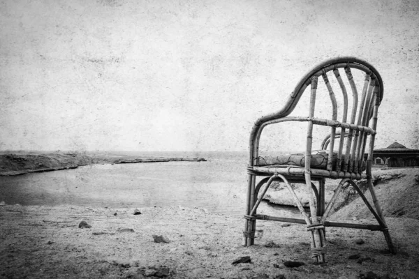 바다 자연 풍경 배경에 오래 된 사진 아름 다운 의자 — 스톡 사진