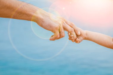 Denizde yaşayan anne babanın ve çocuğun güzel elleri