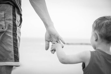 Denizde yaşayan anne babanın ve çocuğun güzel elleri