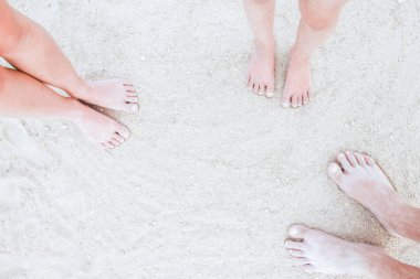 Deniz doğa arka plan üzerinde ayakları ile güzel izleri