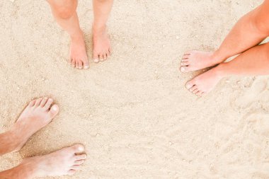 Deniz doğa arka plan üzerinde ayakları ile güzel izleri