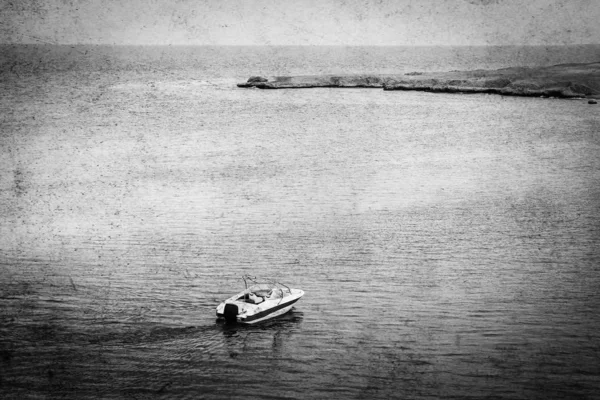 Foto antigua hermosas velas de barco en el fondo del paisaje marino — Foto de Stock