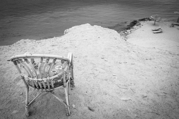 Стильно красивый стул на фоне морской природы — стоковое фото