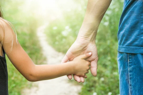 Parent tient la main d'un petit enfant — Photo