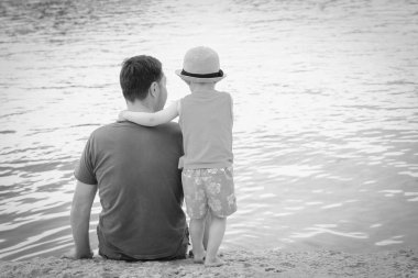 Deniz kıyısı arka planda çocuk lu mutlu ebeveyn