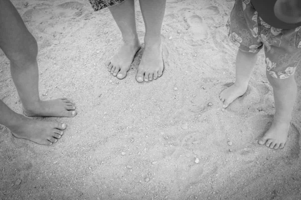 Belos traços com os pés no fundo da natureza do mar — Fotografia de Stock