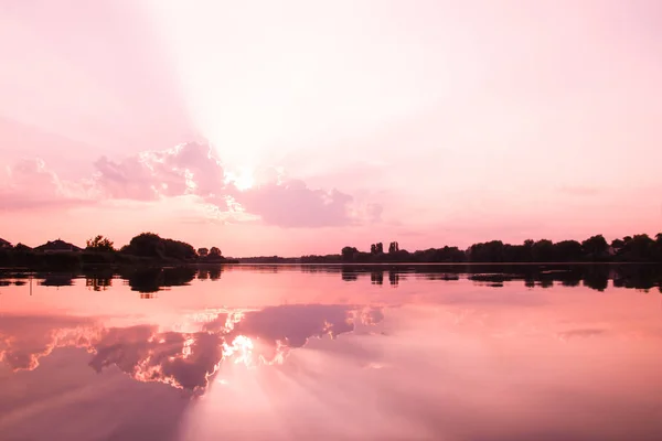 青い夕焼け空の反射背景 — ストック写真