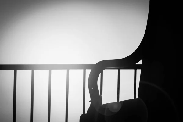 Elegante bella silhouette di sedie sullo sfondo di natu — Foto Stock