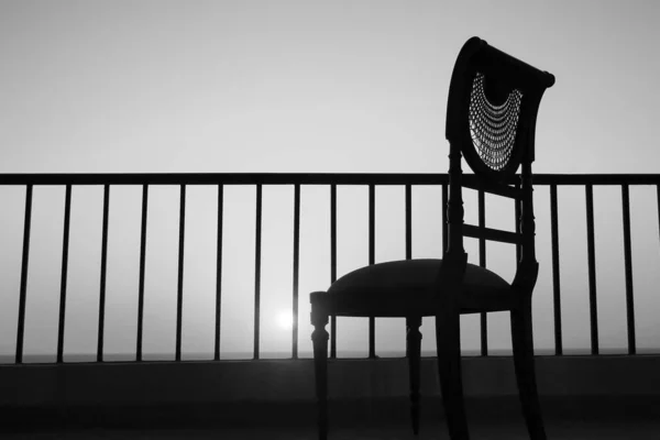 Snygg vacker silhuett av stolar på bakgrunden av natu — Stockfoto