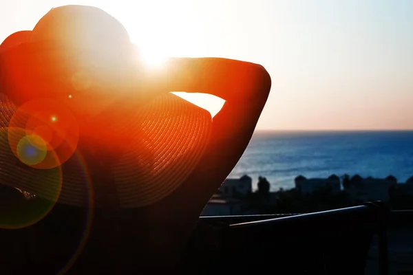 Hermosa chica silueta en sombrero en la naturaleza sunrise fondo — Foto de Stock