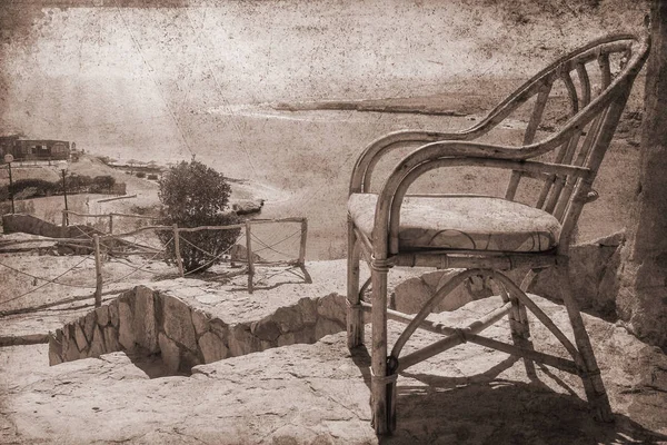 Gamla foto snygg stol på havsstranden bakgrund — Stockfoto