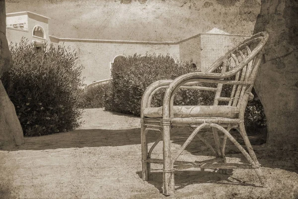 Foto velha cadeira elegante no fundo da praia — Fotografia de Stock