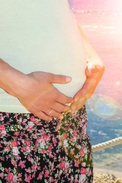 Беременная девушка на фоне моря — стоковое фото