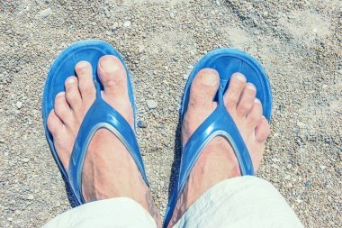 Kum arka plan üzerinde terlik güzel bacaklar