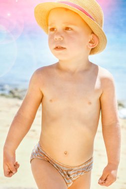 Mutlu çocuk deniz arka plan üzerinde oynarken