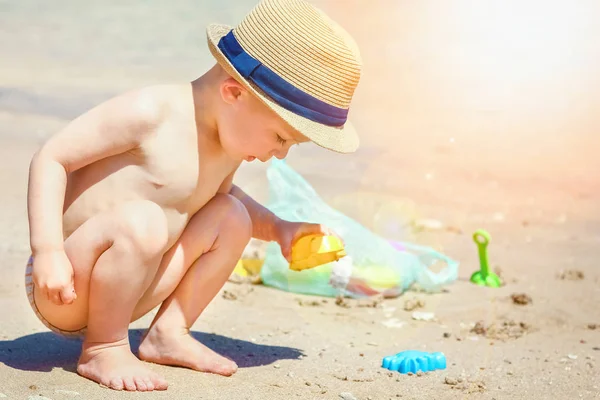 海の背景で遊ぶ幸せな子供 — ストック写真