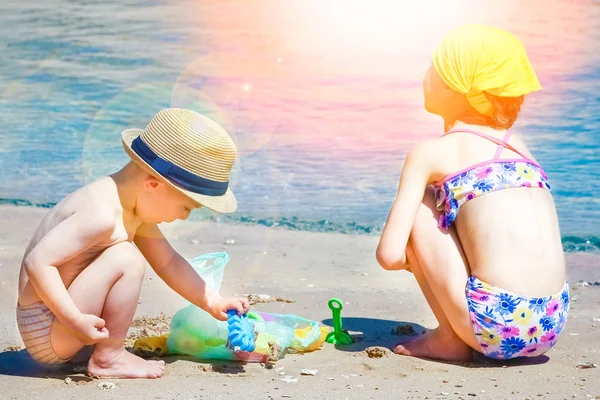Gelukkig kind spelen op de zee achtergrond — Stockfoto