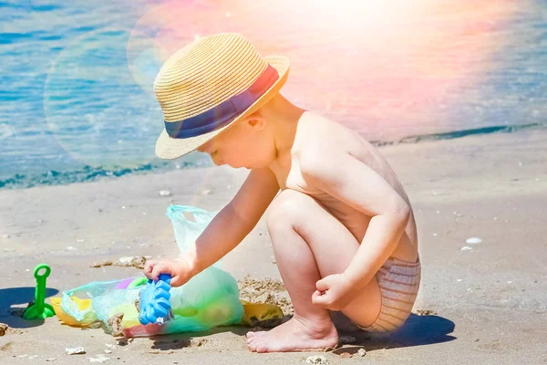 Happy Child leker på havet bakgrund — Stockfoto