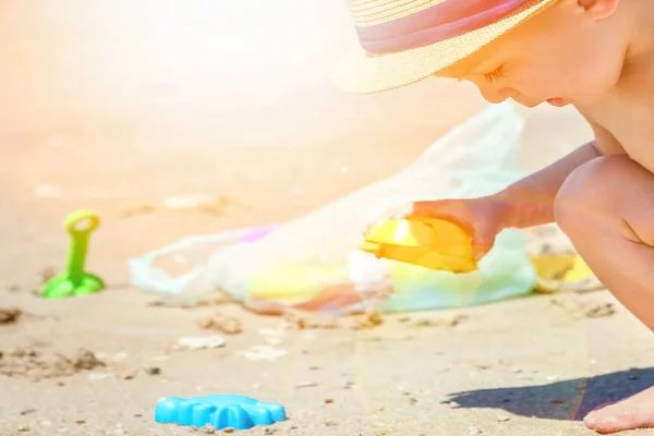 Enfant heureux jouant sur le fond de la mer — Photo