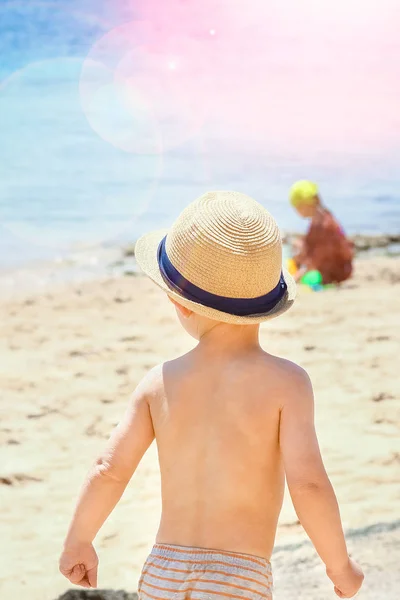 Happy child playing on the sea background — Stock Photo, Image