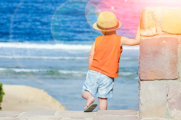 Ευτυχισμένο παιδί που παίζει στο φόντο της θάλασσας — Φωτογραφία Αρχείου