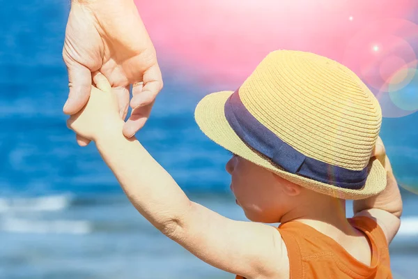 Όμορφα χέρια γονέα και παιδιού σε φόντο θάλασσας — Φωτογραφία Αρχείου
