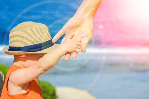 Belle mani di genitore e figlio su sfondo mare — Foto Stock