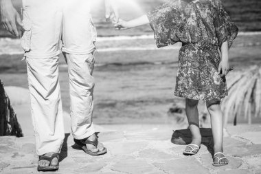 Denizde yaşayan anne babanın ve çocuğun güzel elleri