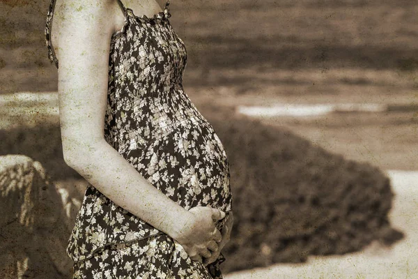 Vecchia foto di una bella ragazza incinta sulla spiaggia — Foto Stock