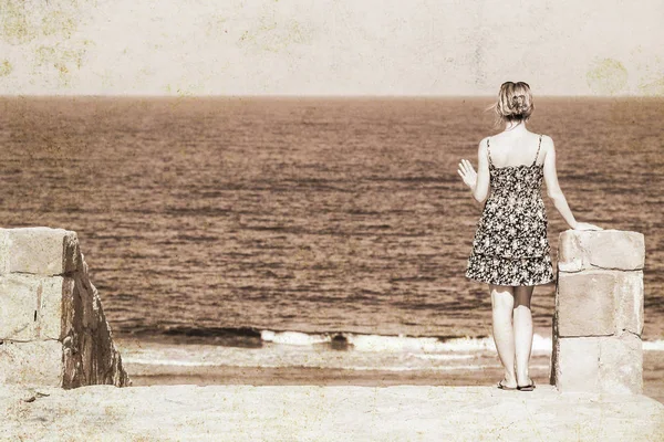 Vacker gravid flicka till havs bakgrund — Stockfoto