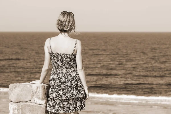 Piękna ciężarna dziewczyna na tle morza — Zdjęcie stockowe