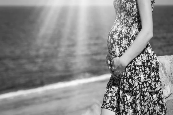 Beautiful pregnant girl at sea background — Stock Photo, Image