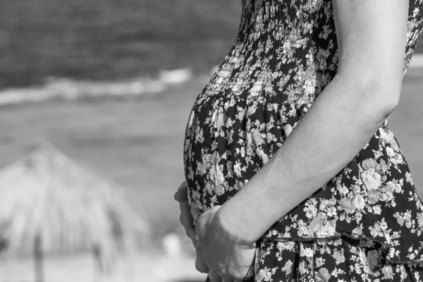 Schöne schwangere Mädchen auf dem Meer Hintergrund — Stockfoto