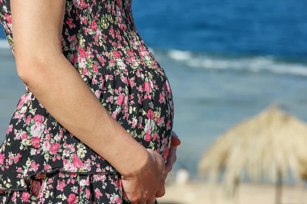 Vacker gravid flicka till havs bakgrund — Stockfoto