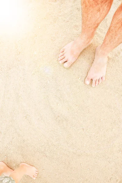Vackra spår med fötterna på havet natur bakgrund — Stockfoto
