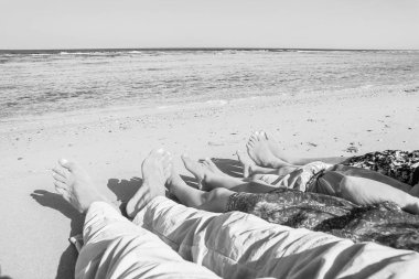 Deniz doğa arka plan üzerinde ayakları ile güzel izleri