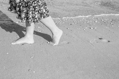 Deniz doğa arka plan üzerinde ayakları ile güzel izleri