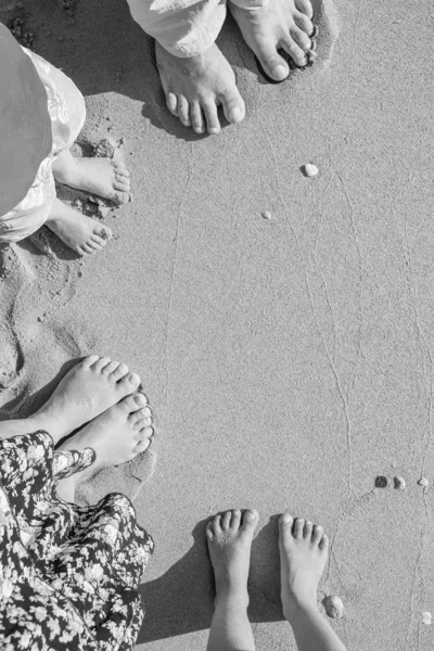 Красиві сліди з ногами на морському фоні природи — стокове фото