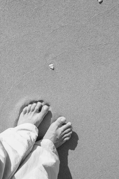 Красиві сліди з ногами на морському фоні природи — стокове фото