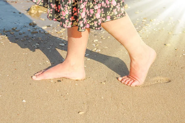 Hermosas huellas con los pies en el fondo de la naturaleza marina —  Fotos de Stock