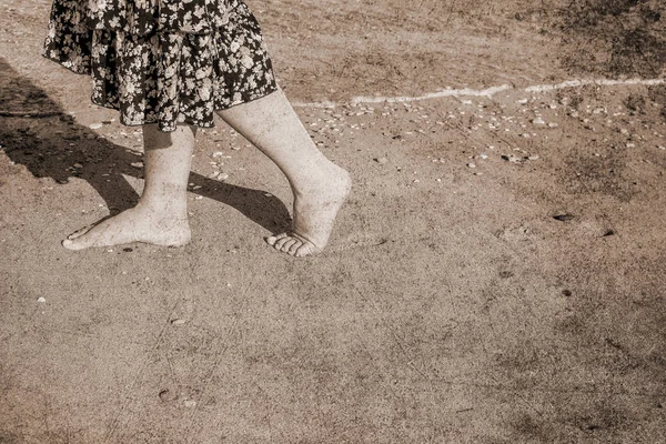 Foto antigua de hermosos rastros con pies en el fondo de la —  Fotos de Stock
